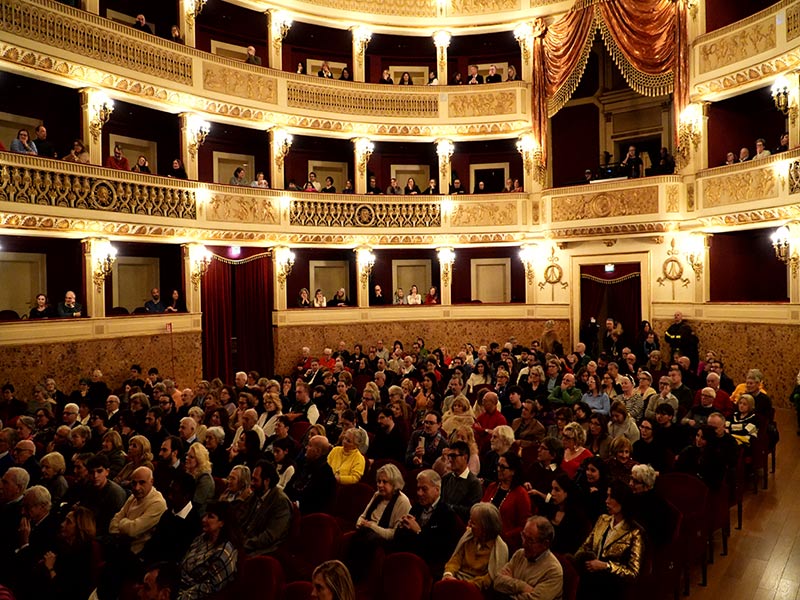 Teatro Piccinni a Bari, 26 dicembre 2024